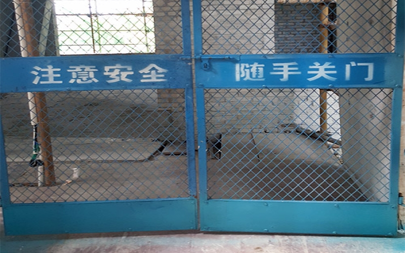 施工電梯門